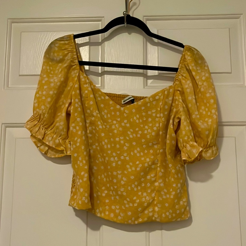 Beautiful yellow and white floral Abercrombie and Fitch top in size medium